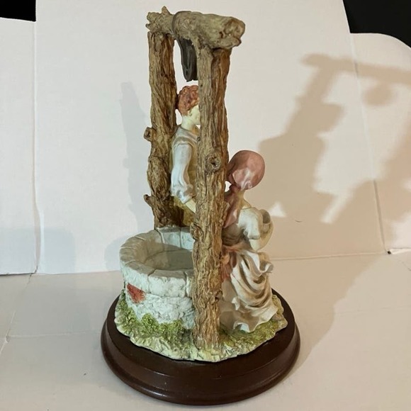 Authentic Victoria Collection 10" Couple at Water Well Figures Sculpture - Picture 9 of 10